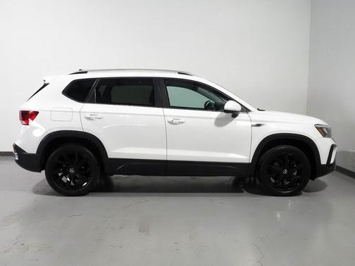 Pure White 2024 Volkswagen Taos 1.5T SE
