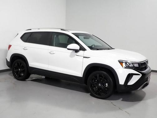 Pure White 2024 Volkswagen Taos 1.5T SE