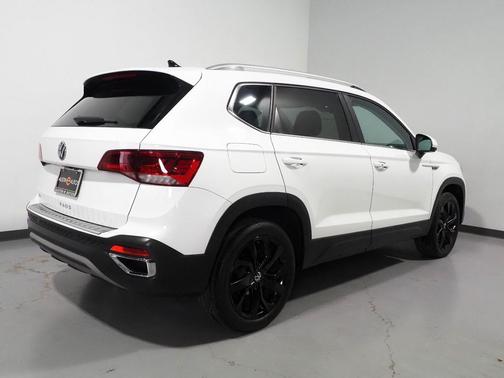 Pure White 2024 Volkswagen Taos 1.5T SE
