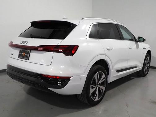 2024 Audi Q8 e-tron Premium Plus