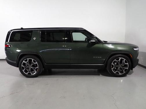 2024 Rivian R1S *DUAL MOTOR, STANDARD PLUS PACK, NAVIGATION, SAFETY ALERTS, ADAPTIVE CRUISE, 360 CAMERAS, PANO GLASS ROOF, LEATHER, CLIMATE SEATS, HEATED STEERING, 22 INCH WHEELS, MERIDIAN AUDIO, WIRELESS CHARGING
