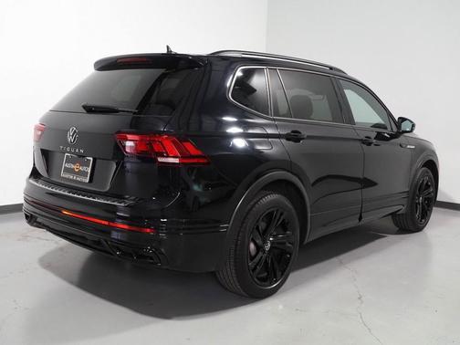 Deep Black Pearl 2024 Volkswagen Tiguan 2.0T SE R-Line Black