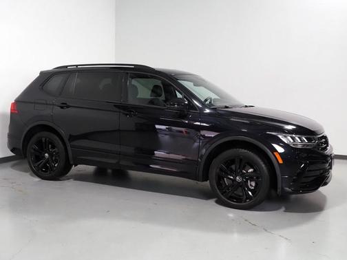 Deep Black Pearl 2024 Volkswagen Tiguan 2.0T SE R-Line Black
