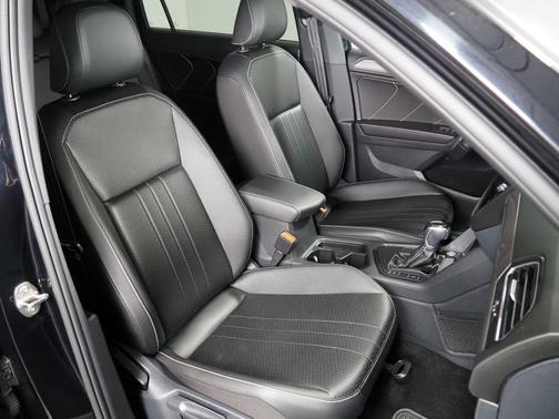 Deep Black Pearl 2024 Volkswagen Tiguan 2.0T SE R-Line Black