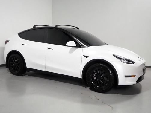 Pearl White Multi-Coat 2023 Tesla Model Y *AUTOPILOT, NAVIGATION, SAFETY ALERTS, ADAPTIVE CRUISE, SURROUND VIEW CAMERAS, PANORAMA GLASS ROOF, HEATED SEATS/STEERING WHEEL, WIRELESS CHARGING