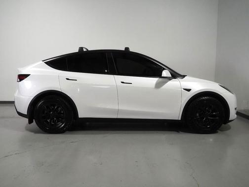 Pearl White Multi-Coat 2023 Tesla Model Y *AUTOPILOT, NAVIGATION, SAFETY ALERTS, ADAPTIVE CRUISE, SURROUND VIEW CAMERAS, PANORAMA GLASS ROOF, HEATED SEATS/STEERING WHEEL, WIRELESS CHARGING