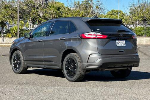 Carbonized Gray Metallic 2024 Ford Edge SE