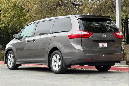2019 Toyota Sienna SE
