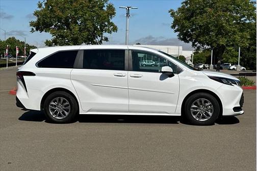 2024 Toyota Sienna LE