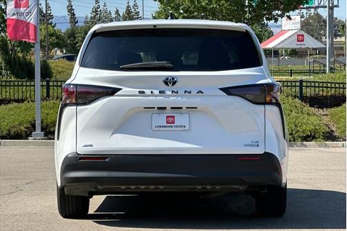 2024 Toyota Sienna LE