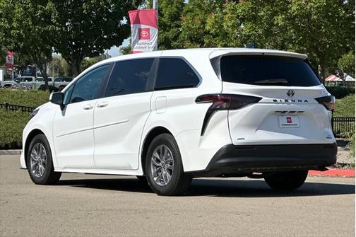 2024 Toyota Sienna LE