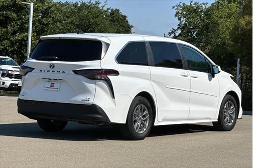 2024 Toyota Sienna LE