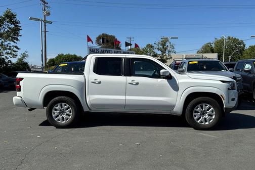 2022 Nissan Frontier SV
