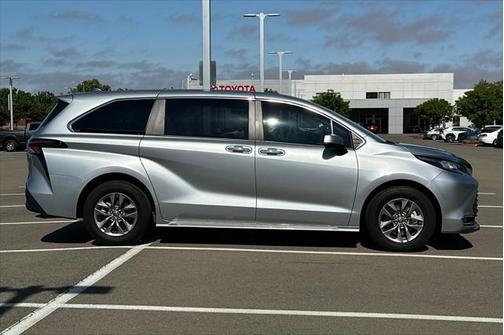 2023 Toyota Sienna XLE 7 Passenger