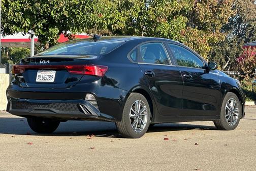 Aurora Black Pearl 2024 Kia Forte LXS