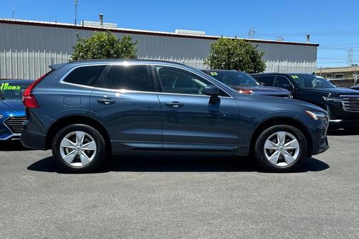 2022 Volvo XC60 B5 Momentum