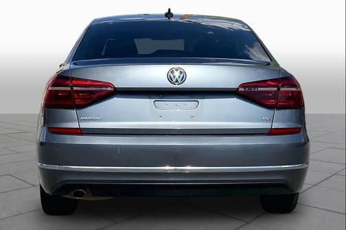 Platinum Gray Metallic 2019 Volkswagen Passat 2.0T Wolfsburg Edition