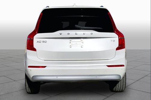 Crystal White Metallic 2022 Volvo XC90 T5 Momentum