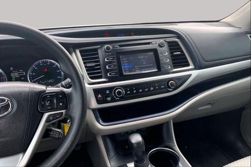 Celestial Silver Metallic 2017 Toyota Highlander LE