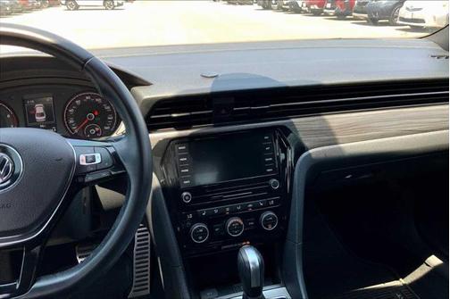 2022 Volkswagen Passat 2.0T R-Line