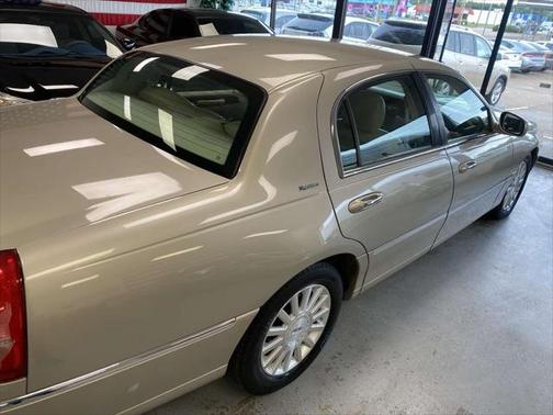2004 Lincoln Town Car Signature