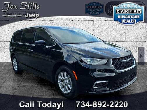 Diamond Black 2026 Chrysler Pacifica Select