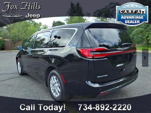Diamond Black 2026 Chrysler Pacifica Select