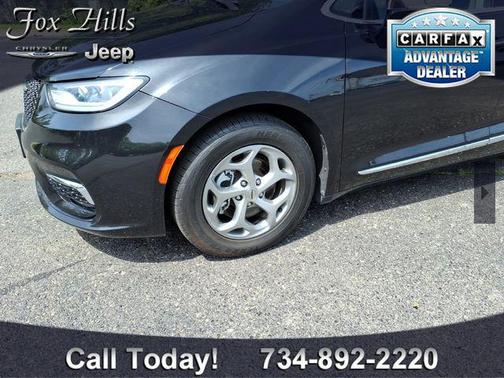 Brilliant Black Crystal Pearlcoat 2023 Chrysler Pacifica Limited