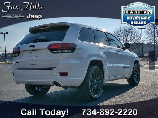Photo 2 of 48 of 2017 Jeep Grand Cherokee Altitude
