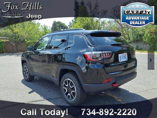 Diamond Black Crystal Pearlcoat 2026 Jeep Compass Trailhawk