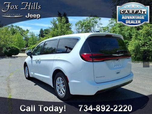 Bright White Clearcoat 2026 Chrysler Pacifica L