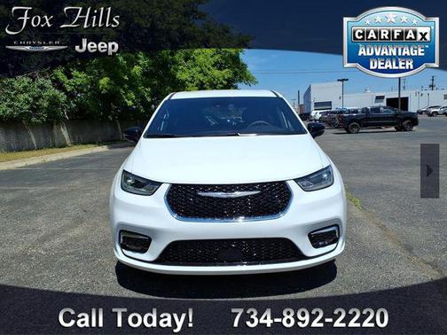 Bright White Clearcoat 2026 Chrysler Pacifica L