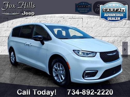 Bright White Clearcoat 2026 Chrysler Pacifica L