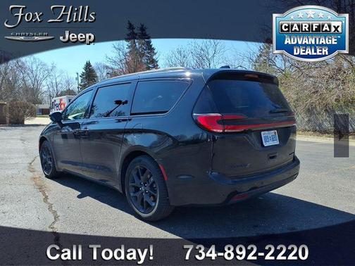 Diamond Black Crystal Pearlcoat 2025 Chrysler Pacifica Limited