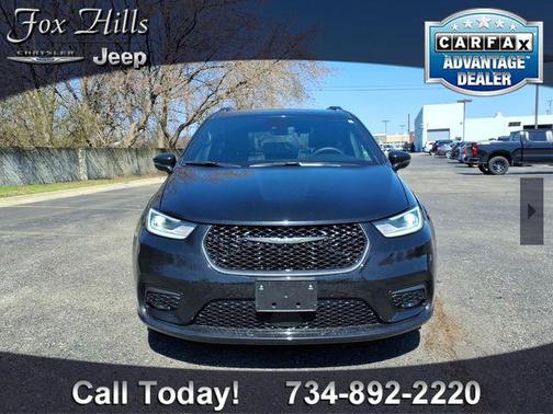 Diamond Black Crystal Pearlcoat 2025 Chrysler Pacifica Limited