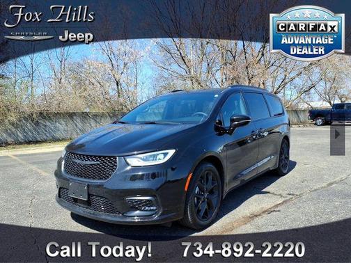 Diamond Black Crystal Pearlcoat 2025 Chrysler Pacifica Limited