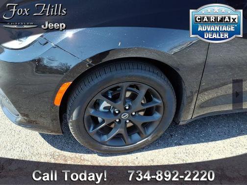 Diamond Black Crystal Pearlcoat 2025 Chrysler Pacifica Limited