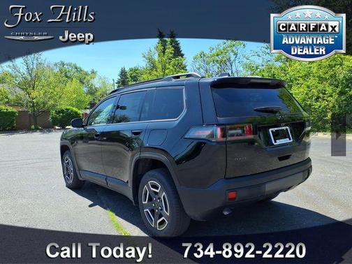 Diamond Black Crystal Pearlcoat 2026 Jeep Cherokee Laredo