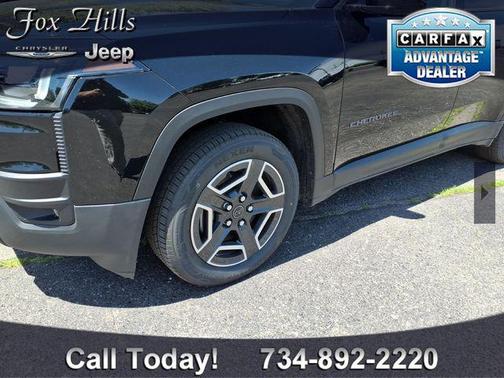 Diamond Black Crystal Pearlcoat 2026 Jeep Cherokee Laredo