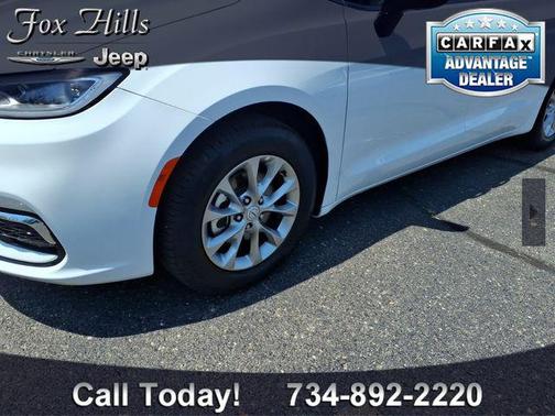 Bright White Clearcoat 2026 Chrysler Pacifica Limited