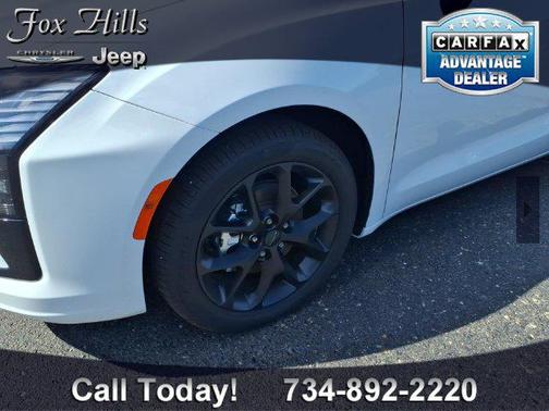 Bright White Clearcoat 2027 Chrysler Pacifica Limited