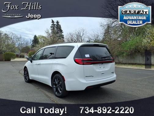 Bright White Clearcoat 2026 Chrysler Pacifica Limited
