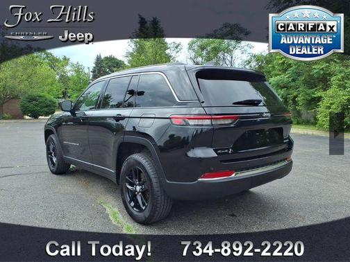 Diamond Black Crystal Pearlcoat 2023 Jeep Grand Cherokee Laredo
