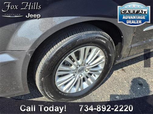 2015 Chrysler Town & Country Touring-L