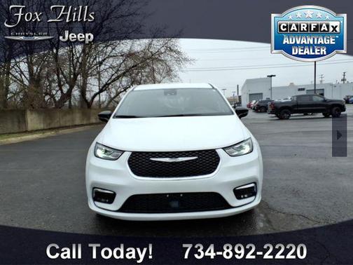 Bright White Clearcoat 2026 Chrysler Pacifica L