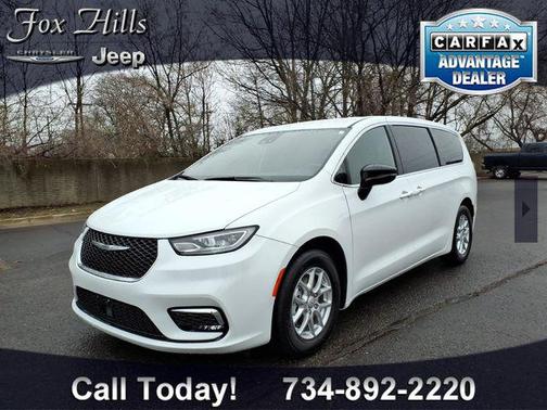 Bright White Clearcoat 2026 Chrysler Pacifica L