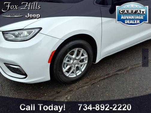 Bright White Clearcoat 2026 Chrysler Pacifica L