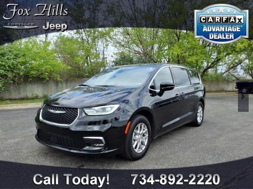 Diamond Black Crystal Pearlcoat 2026 Chrysler Pacifica L