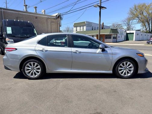 2020 Toyota Camry LE Auto (Natl)