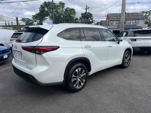 Wind Chill Pearl 2022 Toyota Highlander XLE AWD (Natl)